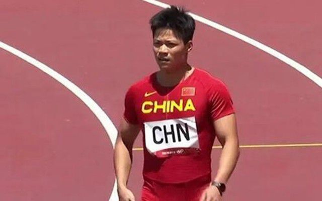 ”杨蓉还晒出了一张朱一龙与美食的合照，朱一龙戴着口罩，一双大眼睛十分灵动。