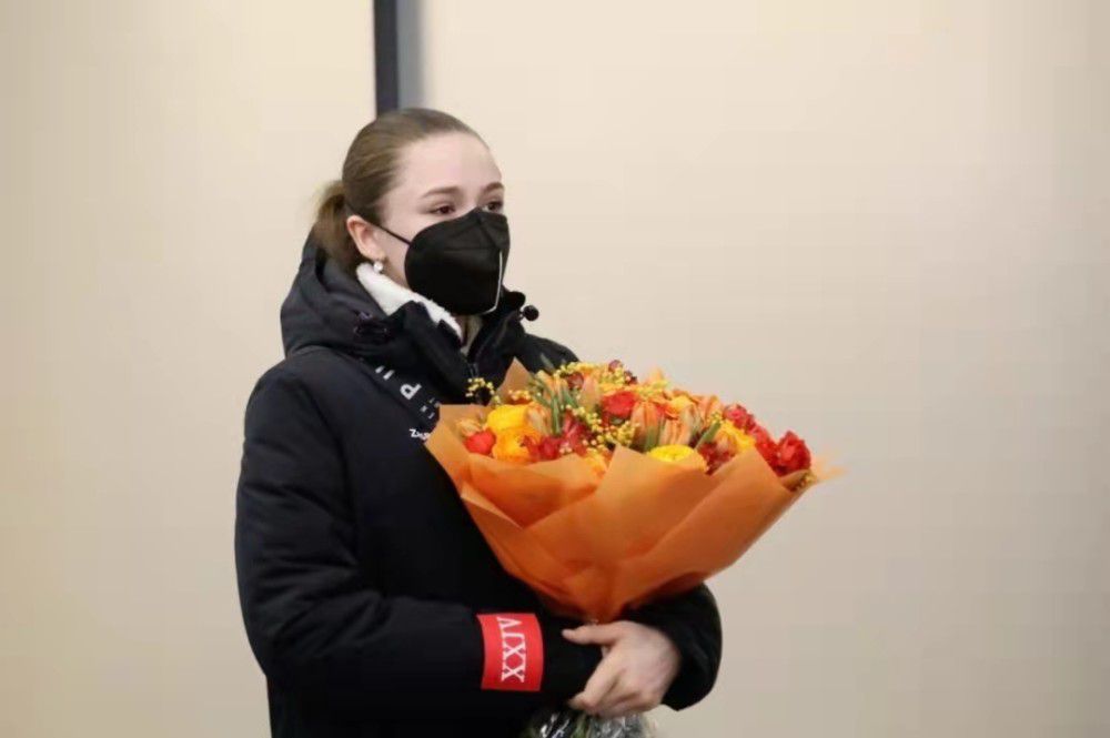 丁晟导演巧妙地将一桌火锅打造成现代社会的浮世绘，让观众在蒸腾热气中窥见人性真相。
