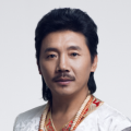 而在现实生活中，反而会因为家庭原因遭受的很多职场的非议。